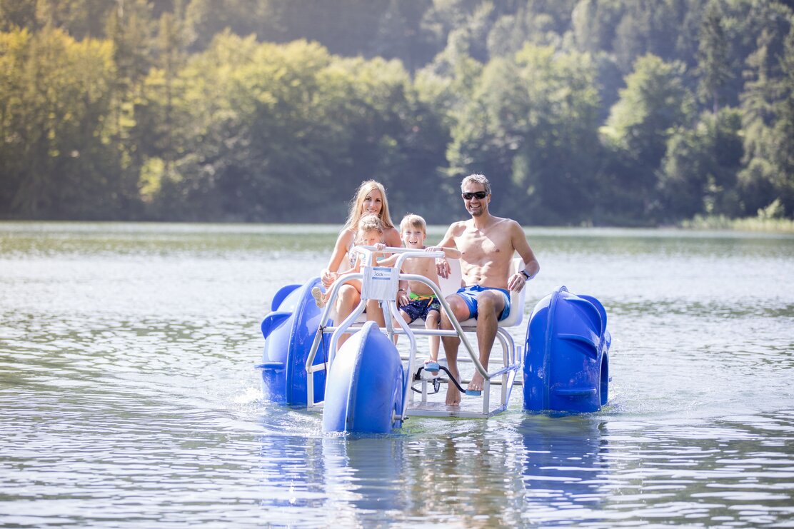 Eine Familie fährt am Reintalersee in Kramsach mit einem Tretboot  | © Alpbachtal Tourismus | Matthias Sedlak 