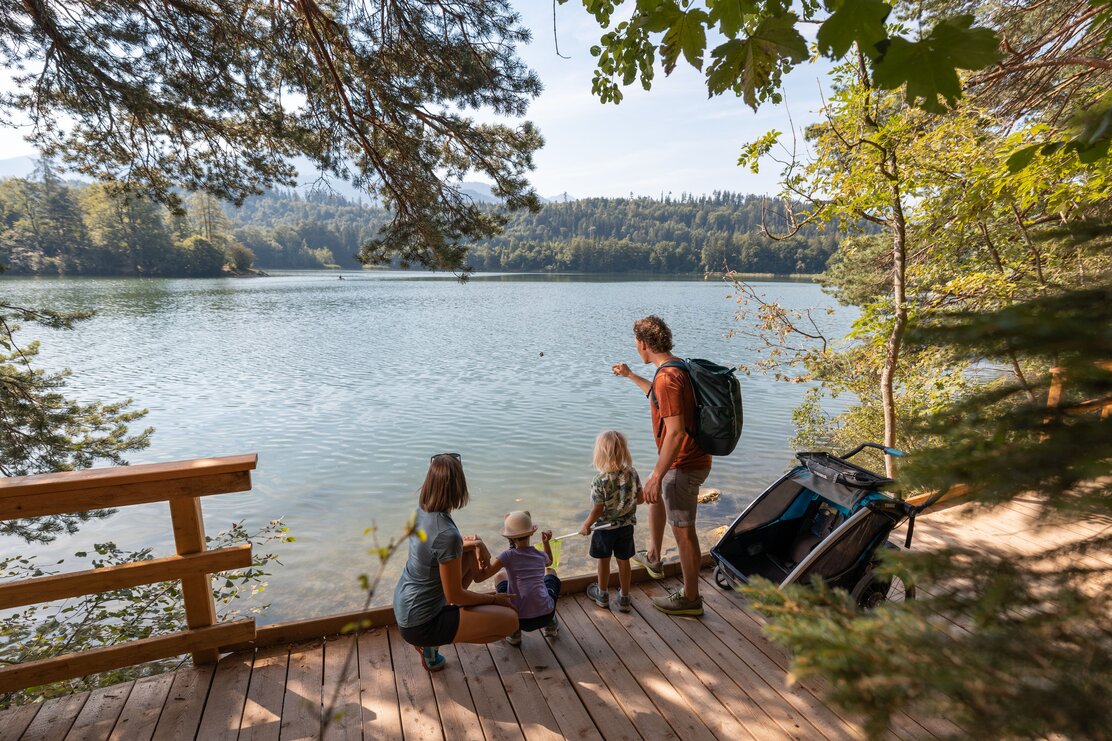 Familie macht einen Rundspaziergang entlang des barrierefreien Wanderweges am Reintalersee in Kramsach  | © Alpbachtal Tourismus | shootandstyle