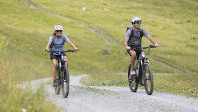 Ein Paar fährt mit dem Mountainbike eine Forststraße in Inneralpbach entlang in Richtung Farmkehralm  | © Alpbachtal Tourismus | Matthias Sedlak 