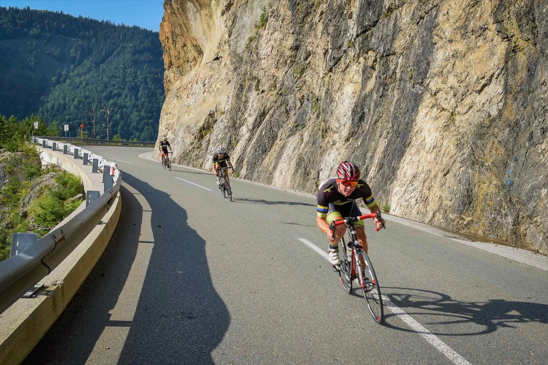 Drei Männer mit dem Rennrad unterwegs aus Brandenberg in Richtung Kramsach  | © Alpbachtal Tourismus
