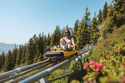 Mutter mit ihrer Tochter am Alpine Coaster Alpbachtaler Lauser-Sauser am Wiedersberger Horn | © Alpbachtal Tourismus | Mathäus Gartner
