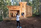 Familienurlaub im Sommer im Alpbachtal | © Alpbacher Bergbahn | shootandstyle Die Mutter macht ein Foto von ihrem Mann und Kindern auf dem Spielplatz im Juppi Zauberwald in Reith i.A. | © Alpbacher Bergbahn | shootandstyle