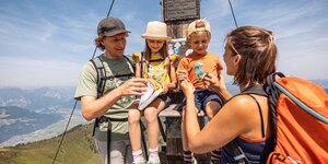 Familienwanderung Top of Alpbachtal | © Alpbachtal Tourismus | shootandstyle Eine Familie hat gemeinsam den Gipfel erreicht und sie freuen sich darüber sehr | © Alpbachtal Tourismus | shootandstyle