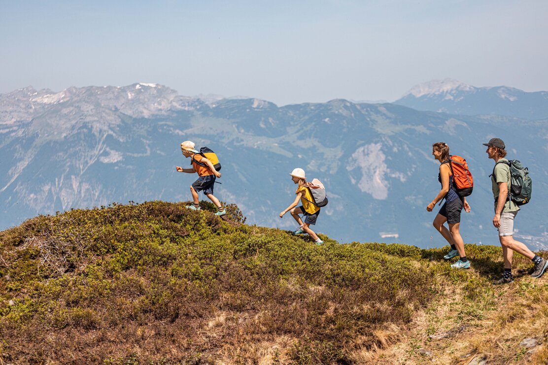 Eine Familie wandert entlang des Wiedersberger Horns in Alpbach | © Alpbachtal Tourismus | shootandstyle 