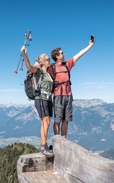 Wanderung Gratlspitze | © Alpbachtal Tourismus| shootandstyle Ein paar macht gemeinsam ein Selfie auf der Rastbank Gratlspitze | © Alpbachtal Tourismus| shootandstyle