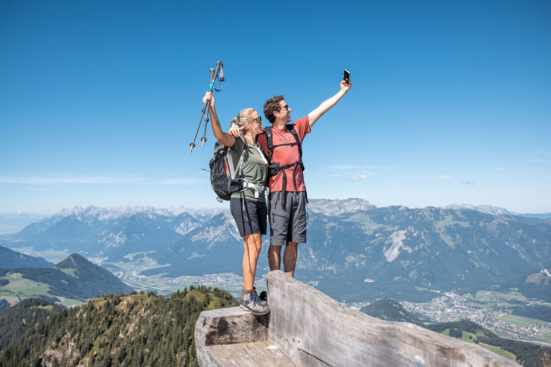 Ein paar macht gemeinsam ein Selfie auf der Rastbank Gratlspitze  | © Alpbachtal Tourismus| shootandstyle 