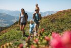 Familienwanderung Panoramaweg Wiedersberger Horn | © Alpbachtal Tourismus | Mathäus Gartner Eine Familie spaziert gemeinsam dem Panoramaweg Wiedersberger Horn entlang | © Alpbachtal Tourismus | Mathäus Gartner