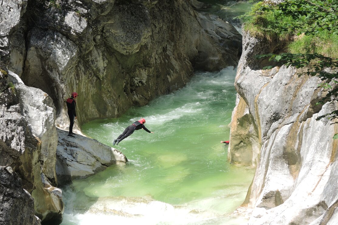 Wildwasserrafting in der Kaiserklamm in Brandenberg bei schönem Wetter und klarem Wasser | © Sport Ossi 