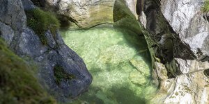 Kaiserklamm Brandenberg | © Alpbachtal Tourismus | Matthias Sedlak Klares türkisfarbenes Wasser in der Kaiserklamm in Brandenberg | © Alpbachtal Tourismus | Matthias Sedlak
