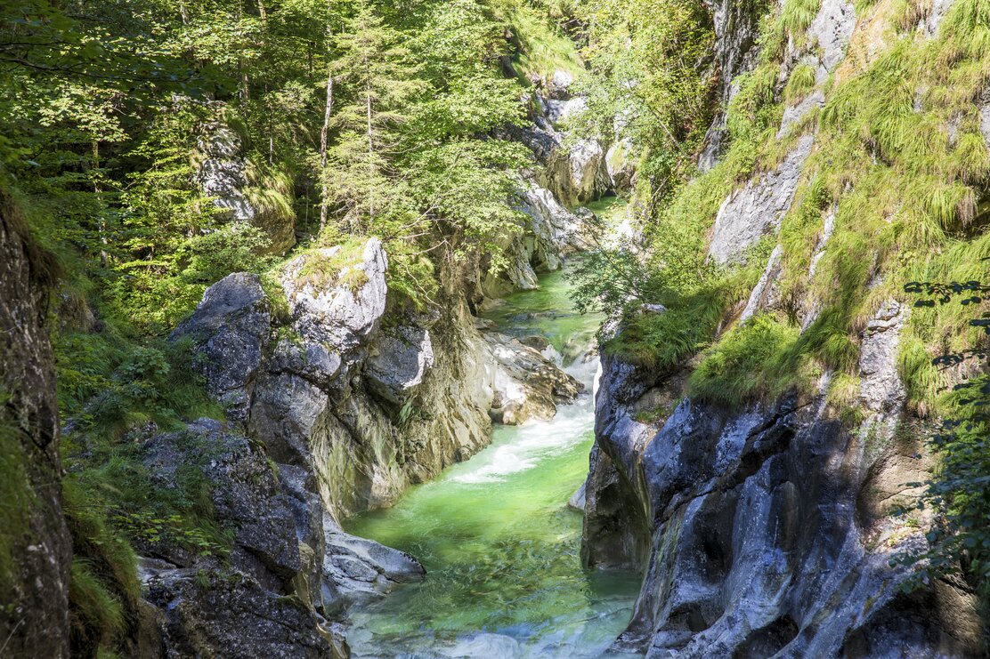 Kaiserklamm in Brandenberg mit wunderschönem klarem türkisfarbenem Wasser | © Alpbachtal Tourismus | Matthias Sedlak