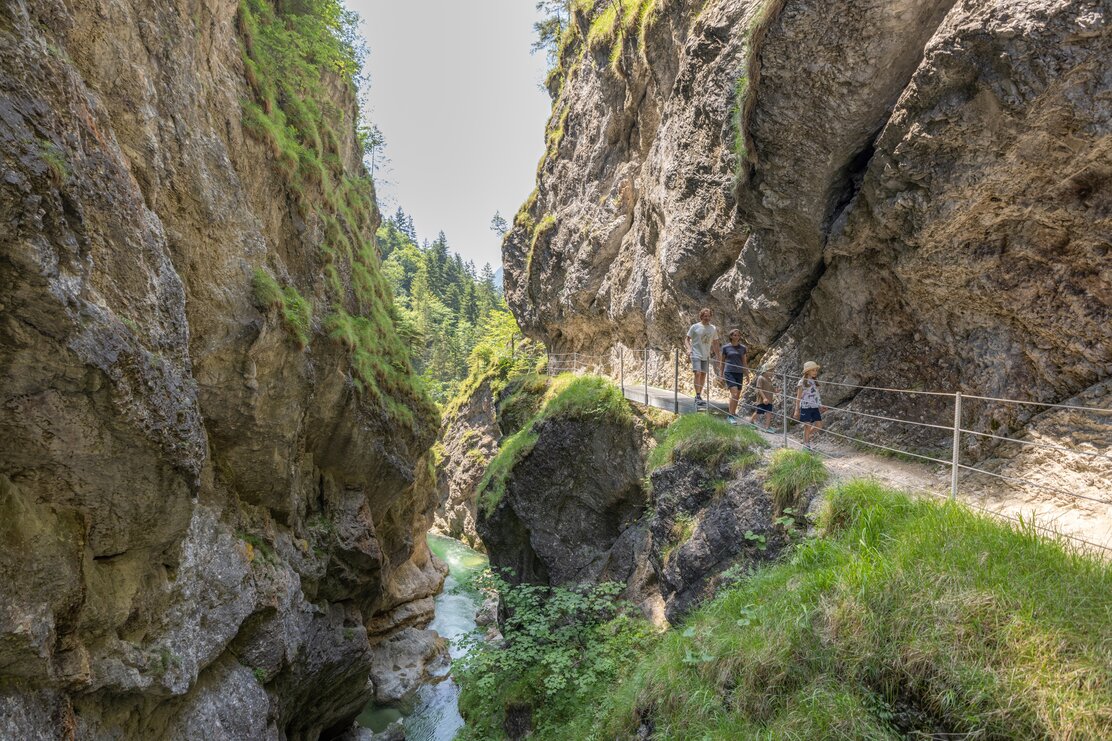 Eine Familie wandert gemeinsam durch die Tiefenbachklamm  | © Alpbachtal Tourismus | Maximalgrafik