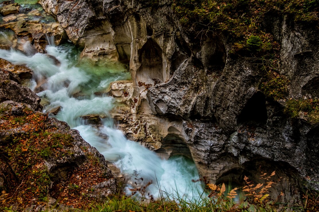 Tiefenbachklamm im Herbst türkises rauschendes Wasser mit bunten Blättern | © Torsten Mühlbacher