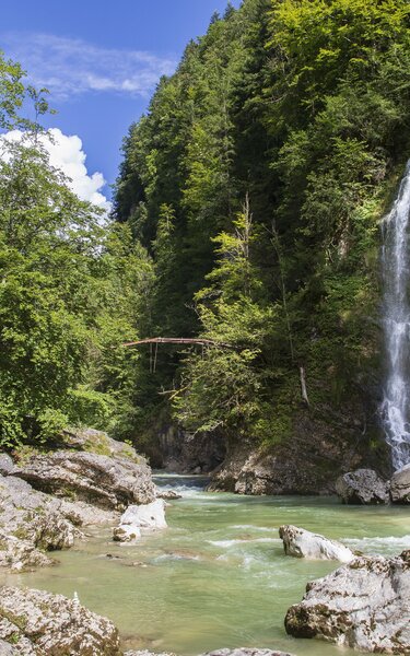 Wanderung Tiefenbachklamm Brandenberg | © Alpbachtal Tourismus | Matthias Sedlak Wasserfall Tiefenbachklamm umgeben von schöner Natur in Brandenberg | © Alpbachtal Tourismus | Matthias Sedlak