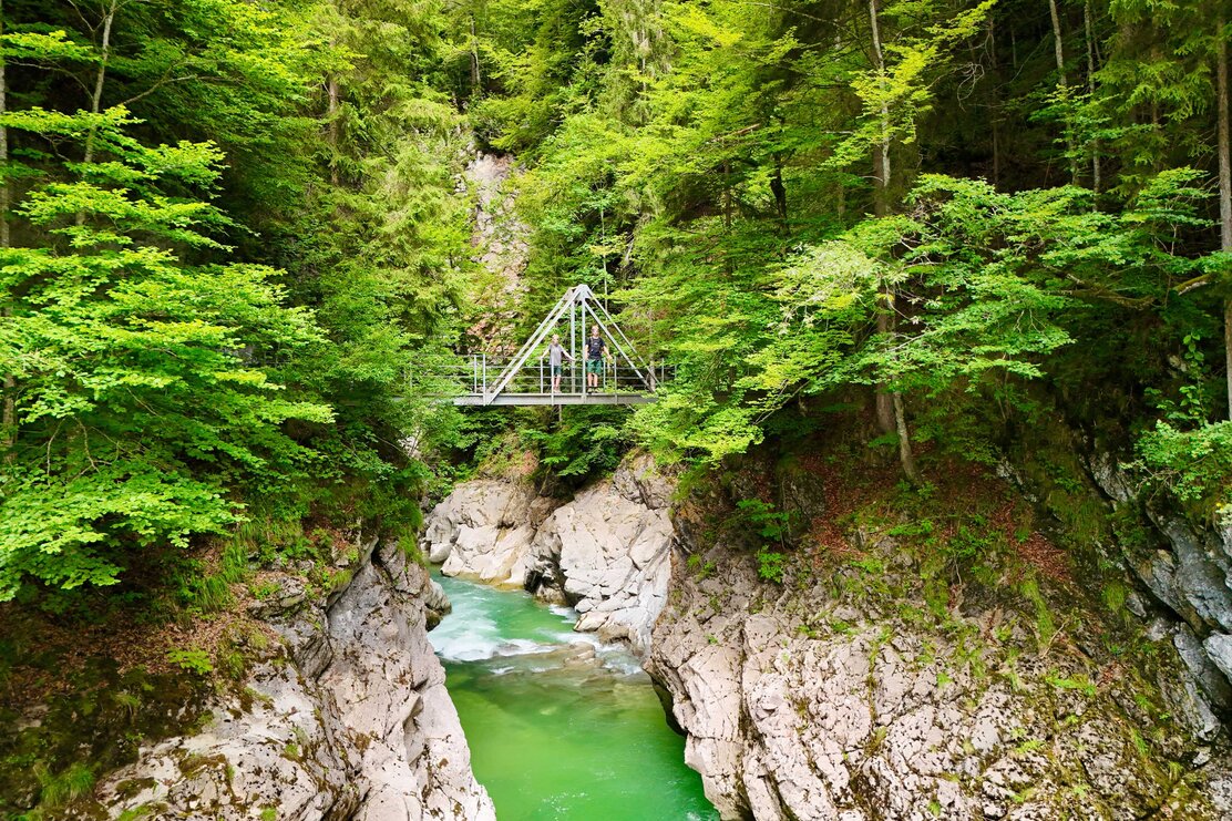 Man sieht eine Familie, die auf einer Brücke über der Tiefenbachklamm steht.  | © Alpbachtal Tourismus | fravely.de