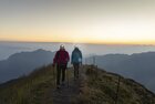 Sonnenaufgangsfahrt Wiedersberger Horn | © Alpbachtal Tourismus | shootandstyle Zwei Freundinnen wandern entlang des Wiedersberger Horns, um den Gipfel zum Sonnenaufgang rechtzeitig zu erreichen, im Hintergrund verfärbt sich der Himmel schon in schönen Farben | © Alpbachtal Tourismus | shootandstyle