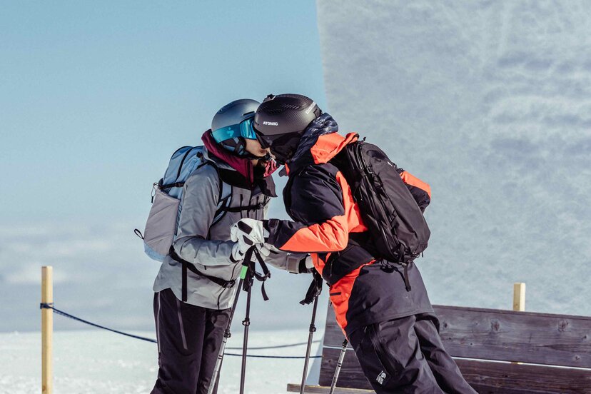 Zeit zu zweit im Alpbachtal | © Alpbachtal Tourismus | shootandstyle Auf diesem Bild zu sehen ist eine Frau und ein Mann, welche sich gerade auf der Piste küssen, im Hintergrund ein Fotospot mit einem Schneeherzen | © Alpbachtal Tourismus | shootandstyle