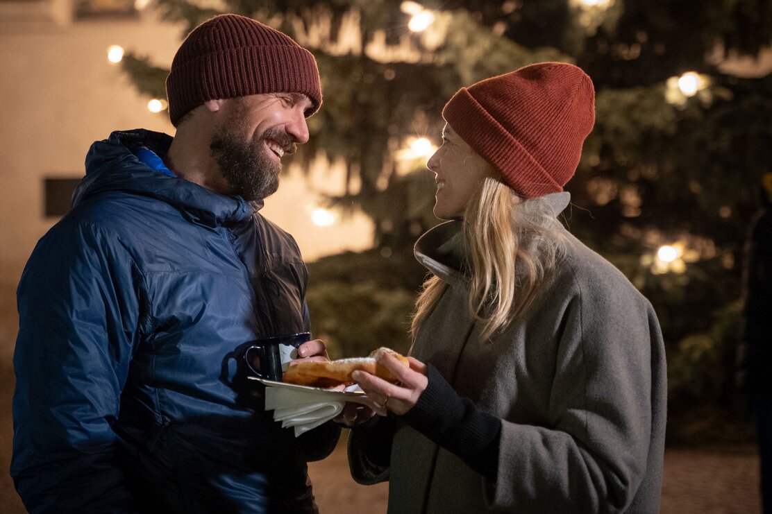 Vorweihnachtszeit am Christkindlmarkt  | © Tirol Werbung | Bert Heinzlmeier  Ein Paar genießt die vorweihnachtliche Zeit am Christkindlmarkt  | © Tirol Werbung | Bert Heinzlmeier