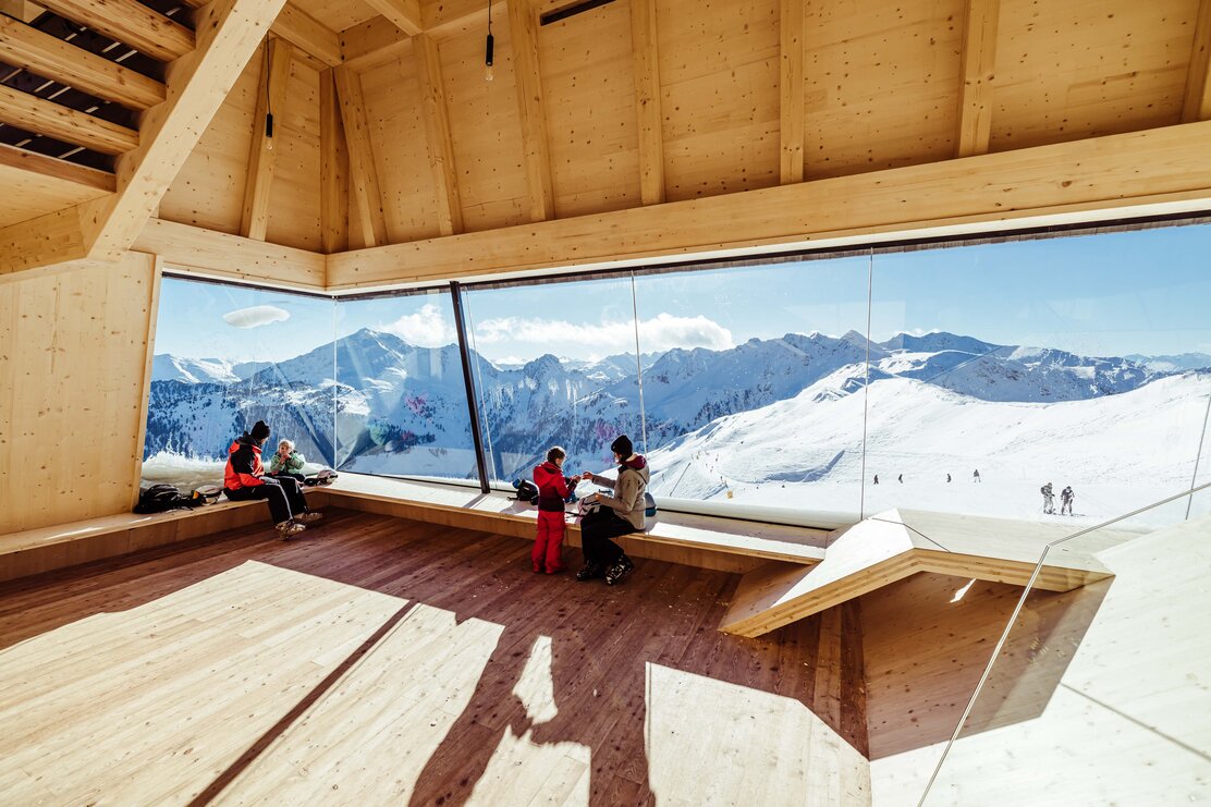 Eine Familie bestehend aus Vater, Mutter, Tochter und Sohn genießen ihre Aussicht in der Aussichtsplattform Top of Alpbachtal | © Alpbachtal Tourismus | shootandstyle 