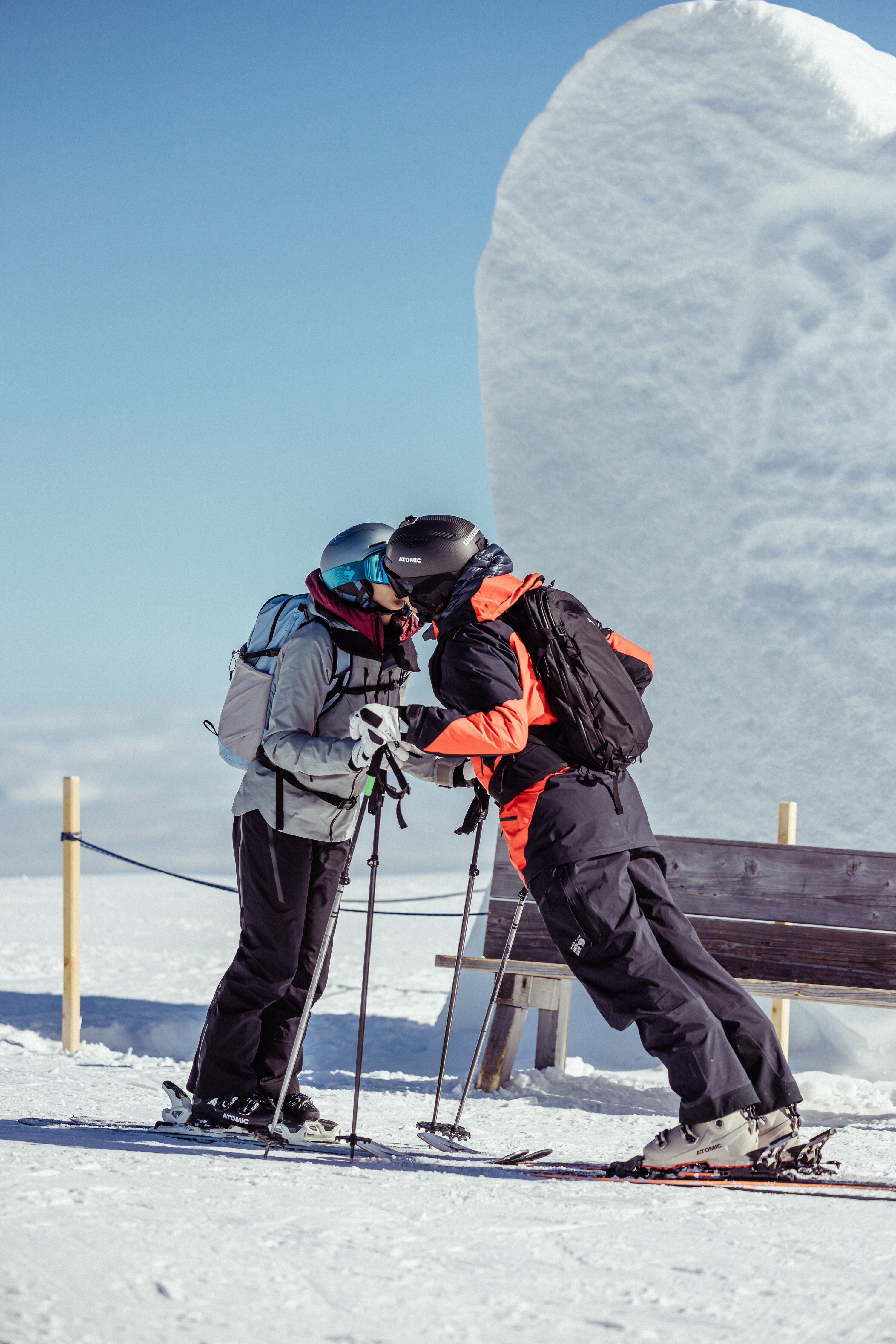 Skiurlaub zu zweit im Alpbachtal | © Alpbachtal Tourismus | shootandstyle Auf diesem Bild ist zu sehen, wie sich ein Paar küsst, im Hintergrund sieht man ein Schneeherz, welches im Ski Juwel Alpbachtal Wildschönau platziert wurde | © Alpbachtal Tourismus | shootandstyle