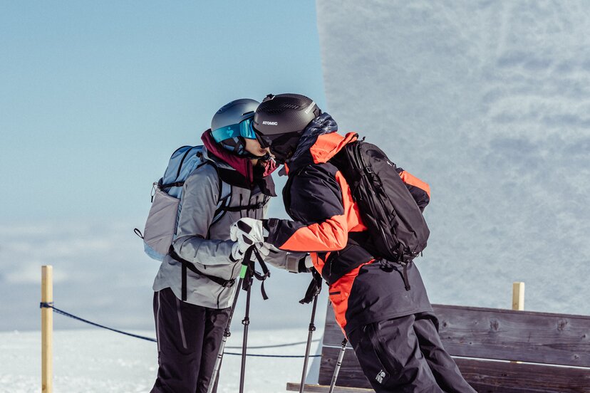Skiurlaub zu zweit im Alpbachtal | © Alpbachtal Tourismus | shootandstyle Auf diesem Bild ist zu sehen, wie sich ein Paar küsst, im Hintergrund sieht man ein Schneeherz, welches im Ski Juwel Alpbachtal Wildschönau platziert wurde | © Alpbachtal Tourismus | shootandstyle