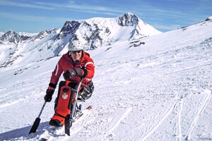 Sepp Margreiter auf der Piste mit seinem Monoski | © Michael Gams