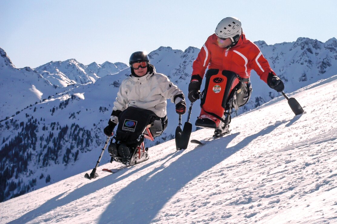 Sepp Margreiter Monoskilehrer, auf der Piste mit seinem Schüler  | © Michael Gams 