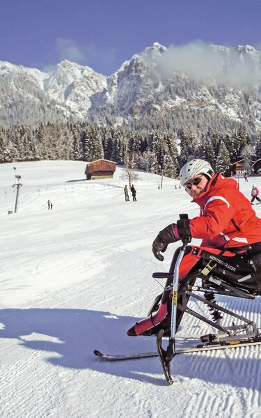 Barrierefreies Skifahren mit Sepp Margreiter | © Michael Gams Ein Mann im Monoski auf der Skipiste in Alpbach | © Michael Gams
