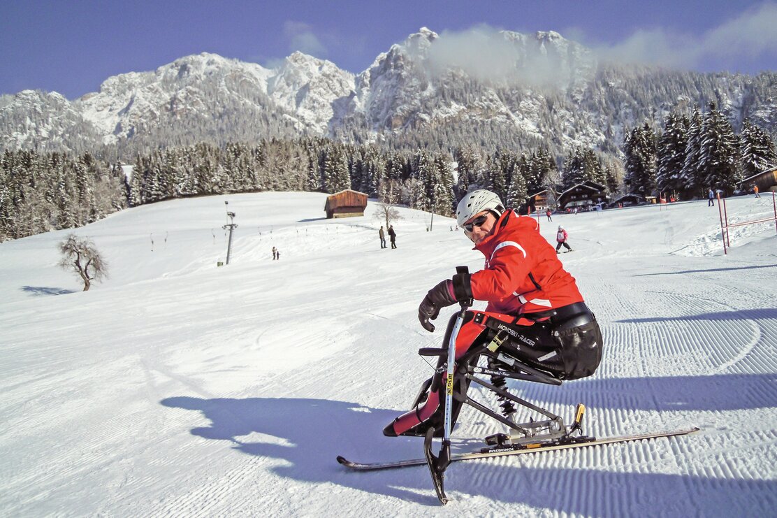 Ein Mann im Monoski auf der Skipiste in Alpbach | © Michael Gams