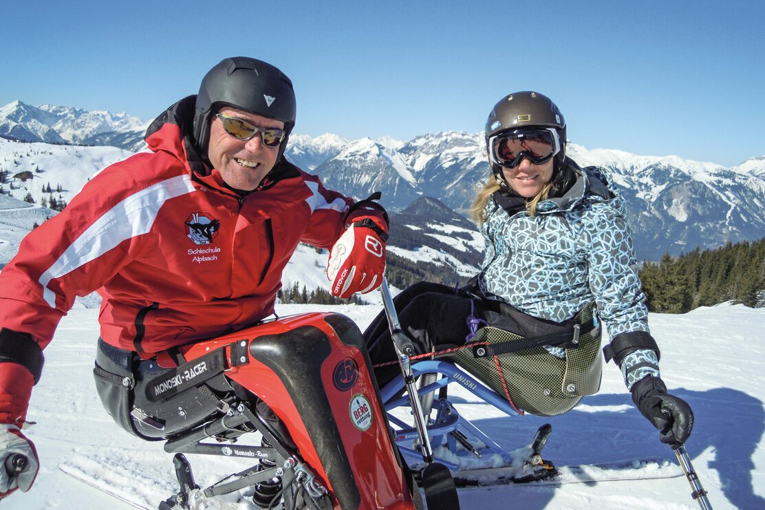 Sepp Margreiter mit einer Monoskischülerin auf der Skipiste in Alpbach | © Skischule Alpbach Inneralpbach 