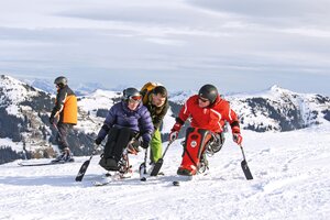 Monoskiprofi und -lehrer Sepp Margreiter beim Unterricht auf der Skipiste in Alpbach | © Skischule Alpbach Inneralpbach 