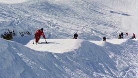 Sepp Margreiter mit seinen Monoskischülern auf dem Weg der Piste herab in Richtung Alpbach | © Michael Gams 