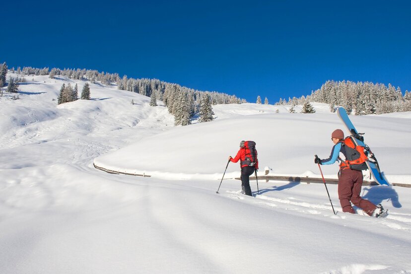 Winteraction | © Alpbachtal Tourismus Auf diesem Bild sieht man zwei Personen, welche gerade den Berg mit ihren Tourenski hinauf gehen | © Alpbachtal Tourismus