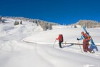 Winteraction | © Alpbachtal Tourismus Auf diesem Bild sieht man zwei Personen, welche gerade den Berg mit ihren Tourenski hinauf gehen | © Alpbachtal Tourismus