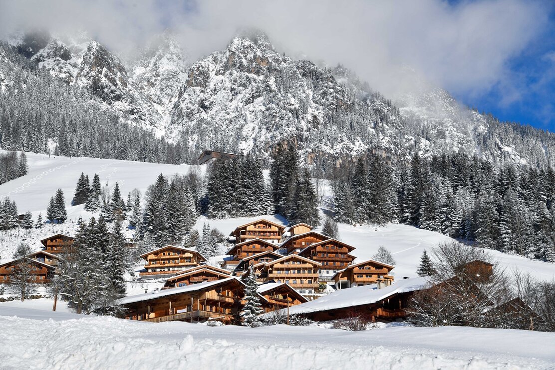 Auf diesem Bild zu sehen ist die wunderschön verschneite Winterlandschaft in Alpbach, im Hintergrund Häuser im typischen Alpbacher Baustil  | © Alpbachtal Tourismus 