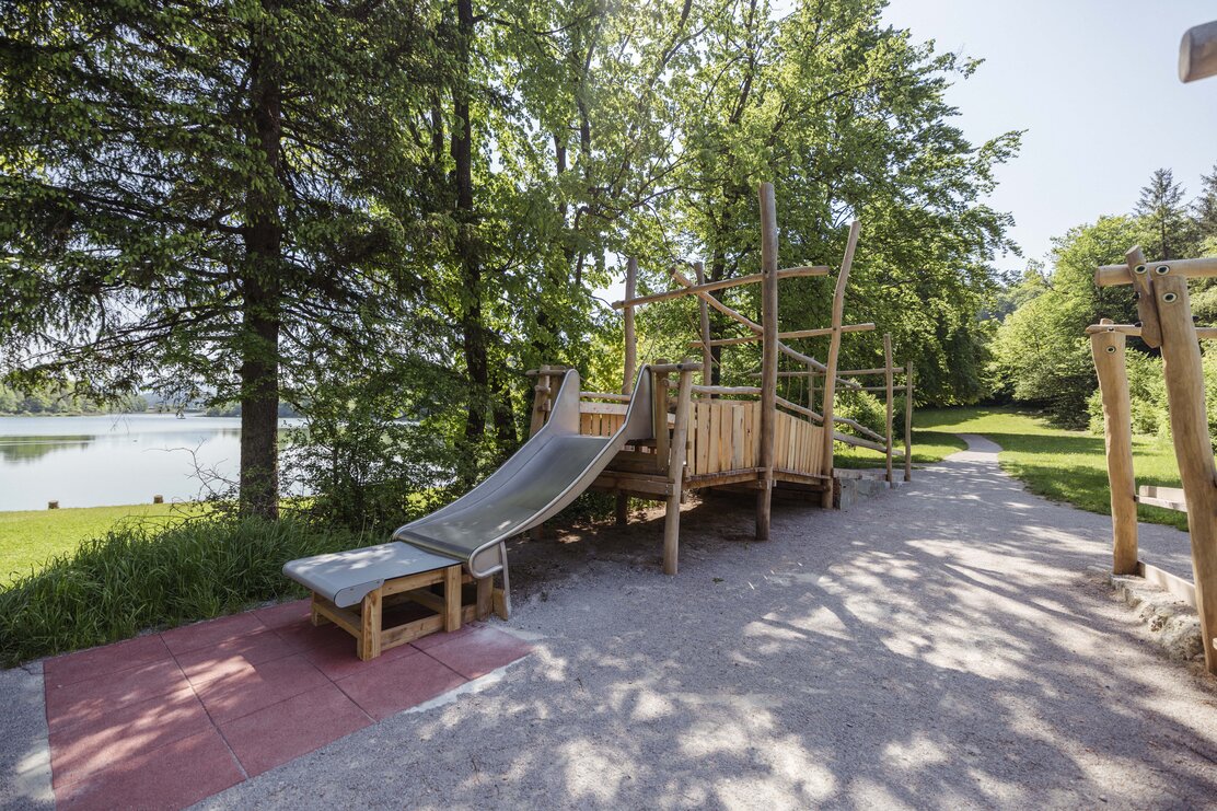 Ein barrierefreier Spielplatz direkt am Reintalersee in Kramsach  | © Alpbachtal Tourismus | shootandstyle 