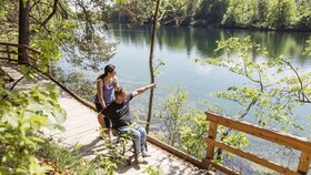Eine Frau schiebt einen Mann im Rollstuhl, den barrierefreien Wanderweg entlang des Reintalersees  | © Alpbachtal Tourismus | shootandstyle 