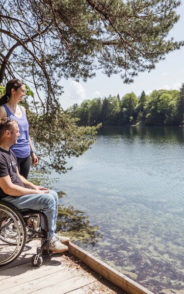 Eine Frau genießt gemeinsam mit ihrem Mann im Rollstuhl die schöne Aussicht auf den Reintalersee  | © Alpbachtal Tourismus | shootandstyle 