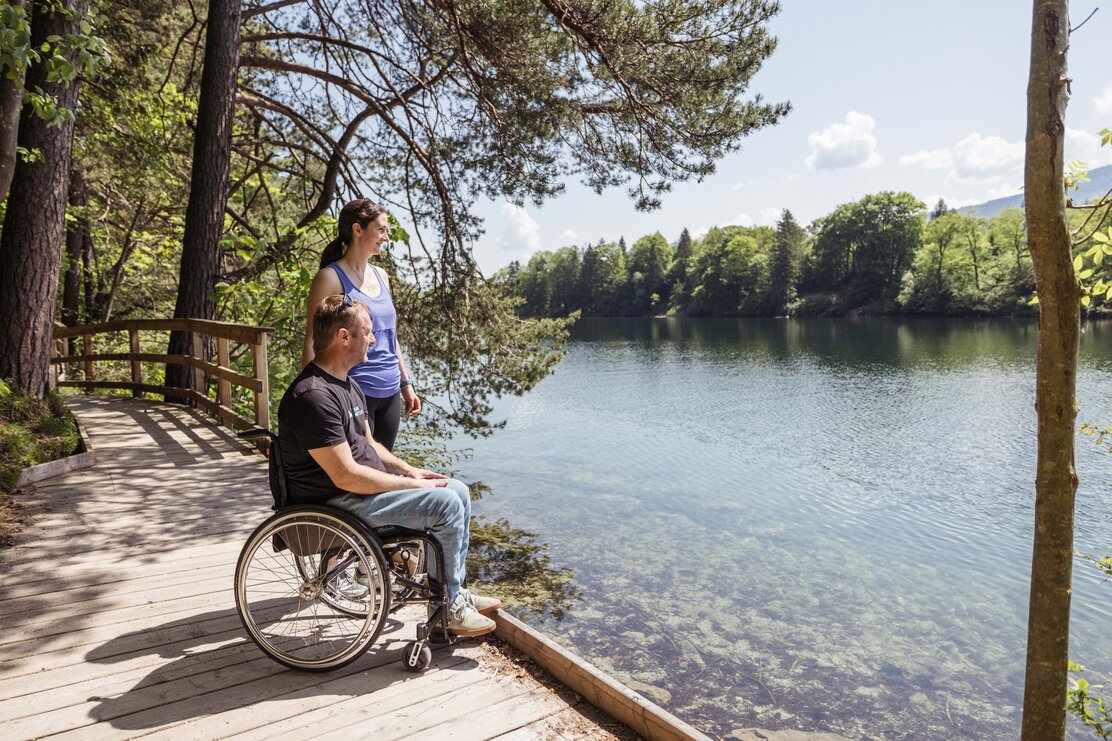 Eine Frau genießt gemeinsam mit ihrem Mann im Rollstuhl die schöne Aussicht auf den Reintalersee  | © Alpbachtal Tourismus | shootandstyle 