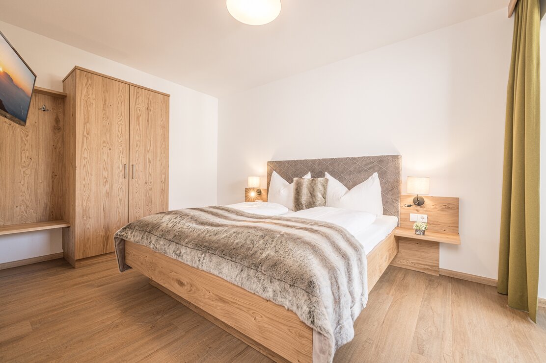 Appartment Freude | © Zeit.Glück Appartment | shootandstyle  Auf diesem Bild zu sehen ein schön eingerichtetes Appartement Schlafzimmer im schönen, modernen Holzstil  | © Zeit.Glück Appartment | shootandstyle