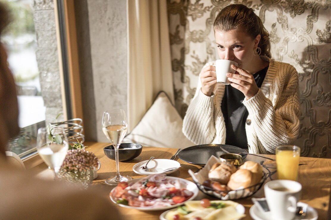 Frau am Frühstückstisch im Boutique Hotel die Alpbacherin in Alpbach | © Boutique Hotel die Alpbacherin