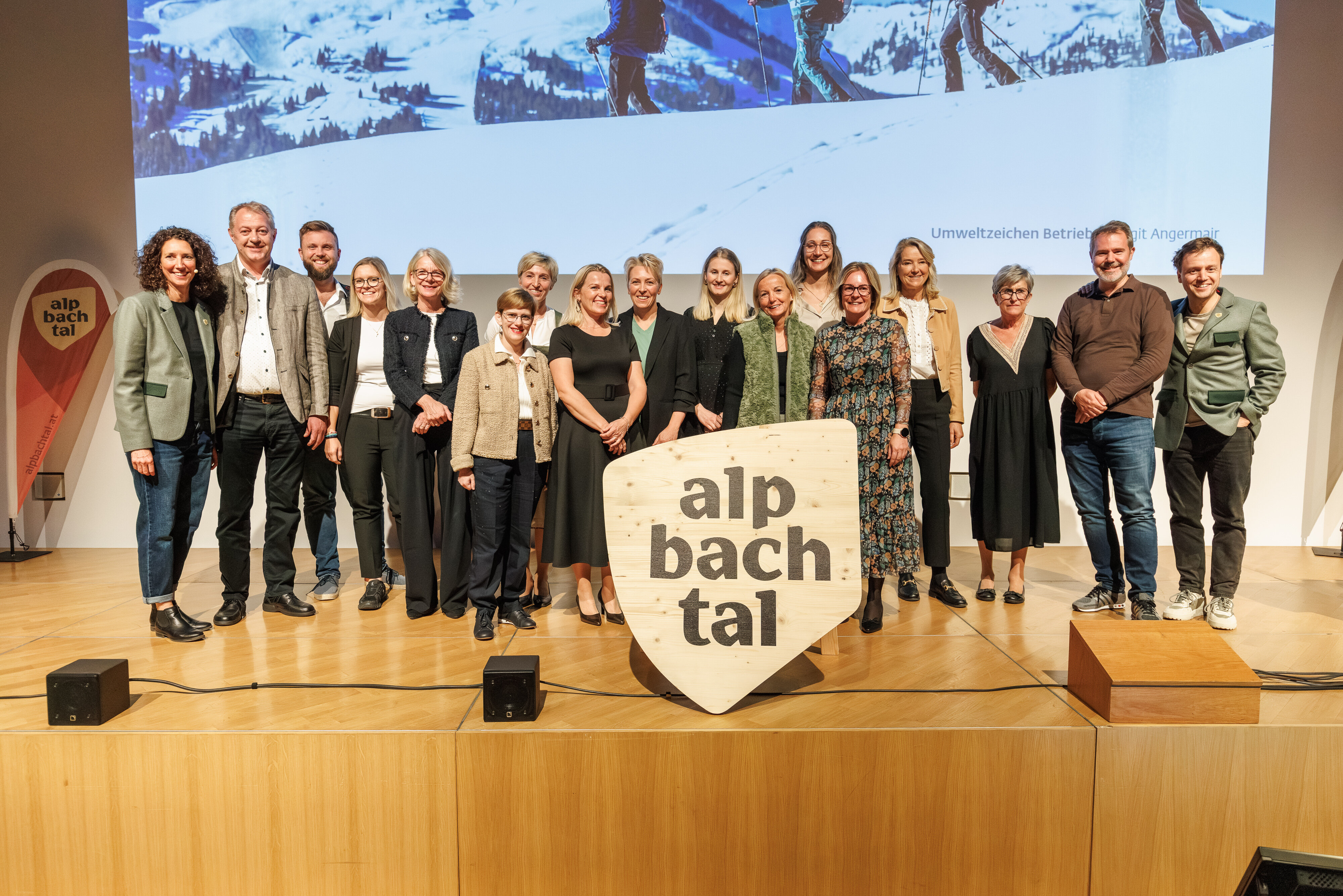 Gruppenfoto der Vertreter:innen der Umweltzeichen Betriebe | © Alpbachtal Tourismus | Maximalgrafik 