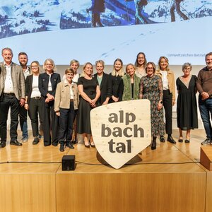 Gruppenfoto der Vertreter:innen der Umweltzeichen Betriebe | © Alpbachtal Tourismus | Maximalgrafik 