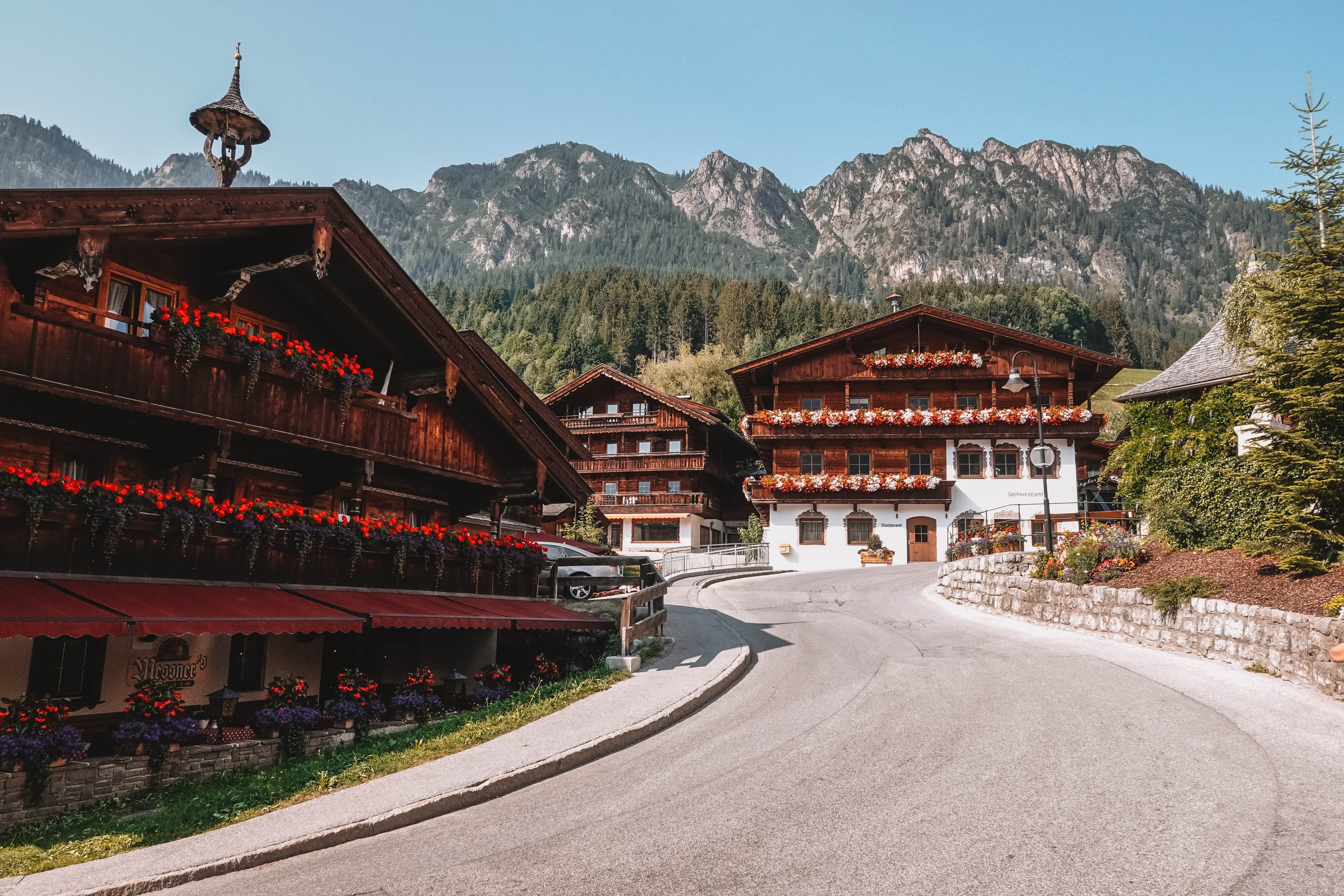 Dorfzentrum Alpbach im Sommer | © Good Morning World | Janina Zasche Häuser im Alpbachtaler Baustil, mit prachtvollen Blumen am Balkon, inmitten des Dorfzentrums in Alpbach | © Good Morning World | Janina Zasche