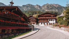 Häuser im Alpbachtaler Baustil, mit prachtvollen Blumen am Balkon, inmitten des Dorfzentrums in Alpbach | © Good Morning World | Janina Zasche 