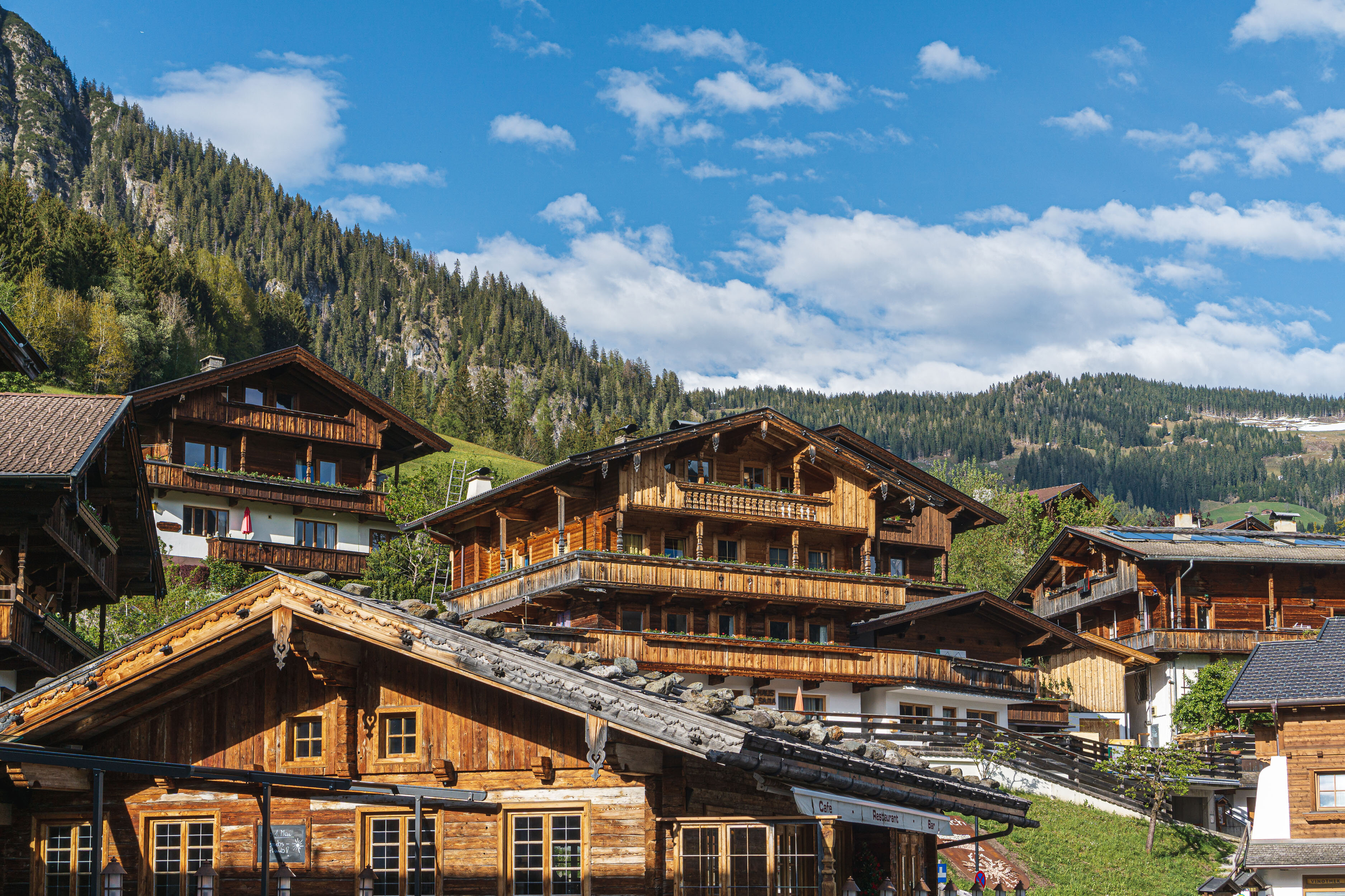 Das Dorfzentrum Alpbach mit den vielen Häusern im einzigartigen Alpbachtaler Baustil  | © Wirlichtenab