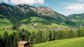 Blick auf Alpbach umgeben von der schönen grünen Natur  | © Alpbachtal Tourismus | Alberto Campanile 