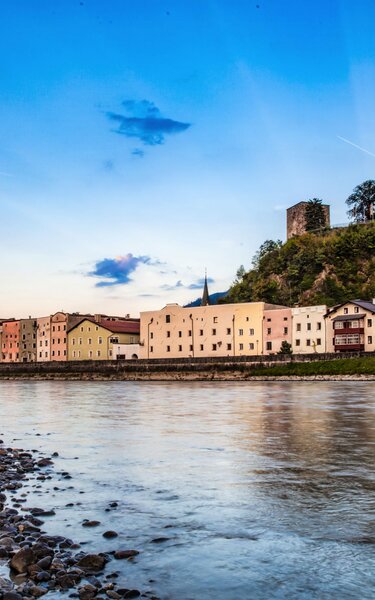 Rattenberg | © Alpbachtal Tourismus | Johann Erhard Auf diesem Bild zu sehen ist die Stadt Rattenberg mit ihren bunten Häusern, im Vordergrund der Inn, im Hintergrund der Schlossberg (eine Burgruine in Rattenberg) | © Alpbachtal Tourismus | Johann Erhard