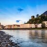Auf diesem Bild zu sehen ist die Stadt Rattenberg mit ihren bunten Häusern, im Vordergrund der Inn, im Hintergrund der Schlossberg (eine Burgruine in Rattenberg) | © Alpbachtal Tourismus | Johann Erhard 