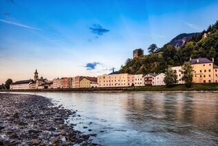 Auf diesem Bild zu sehen ist die Stadt Rattenberg mit ihren bunten Häusern, im Vordergrund der Inn, im Hintergrund der Schlossberg (eine Burgruine in Rattenberg) | © Alpbachtal Tourismus | Johann Erhard 