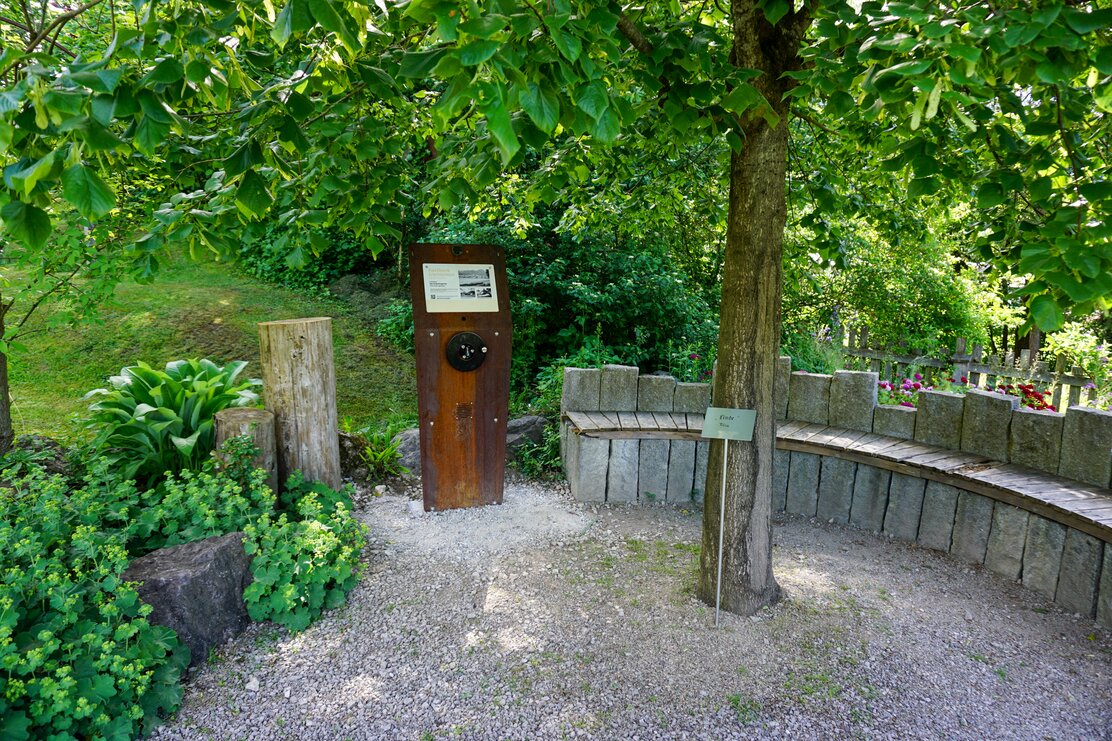 Zu sehen ist eine Station der Rastbank G'schichten im Hildegard von Bingen Garten in Reith i.A.  | © Alpbachtal Tourismus 